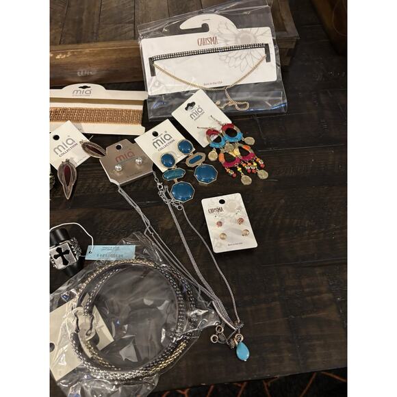 LARGE LOT OF MIXED FASHION AND COSTUME JEWELRY. 18 Different Pieces. 12 Of Each - Picture 4 of 7